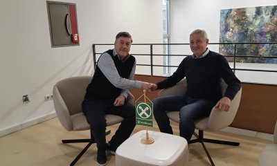 Dietmar Hofer und Wolfram Gapp beim Handschlag anlässlich der Verlängerung des Sponsorvertrags.