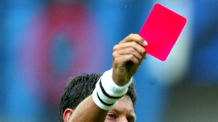 Foto: https://www.n-tv.de/sport/fussball/Die-schnellste-rote-Karte-der-Geschichte-article20736944.html