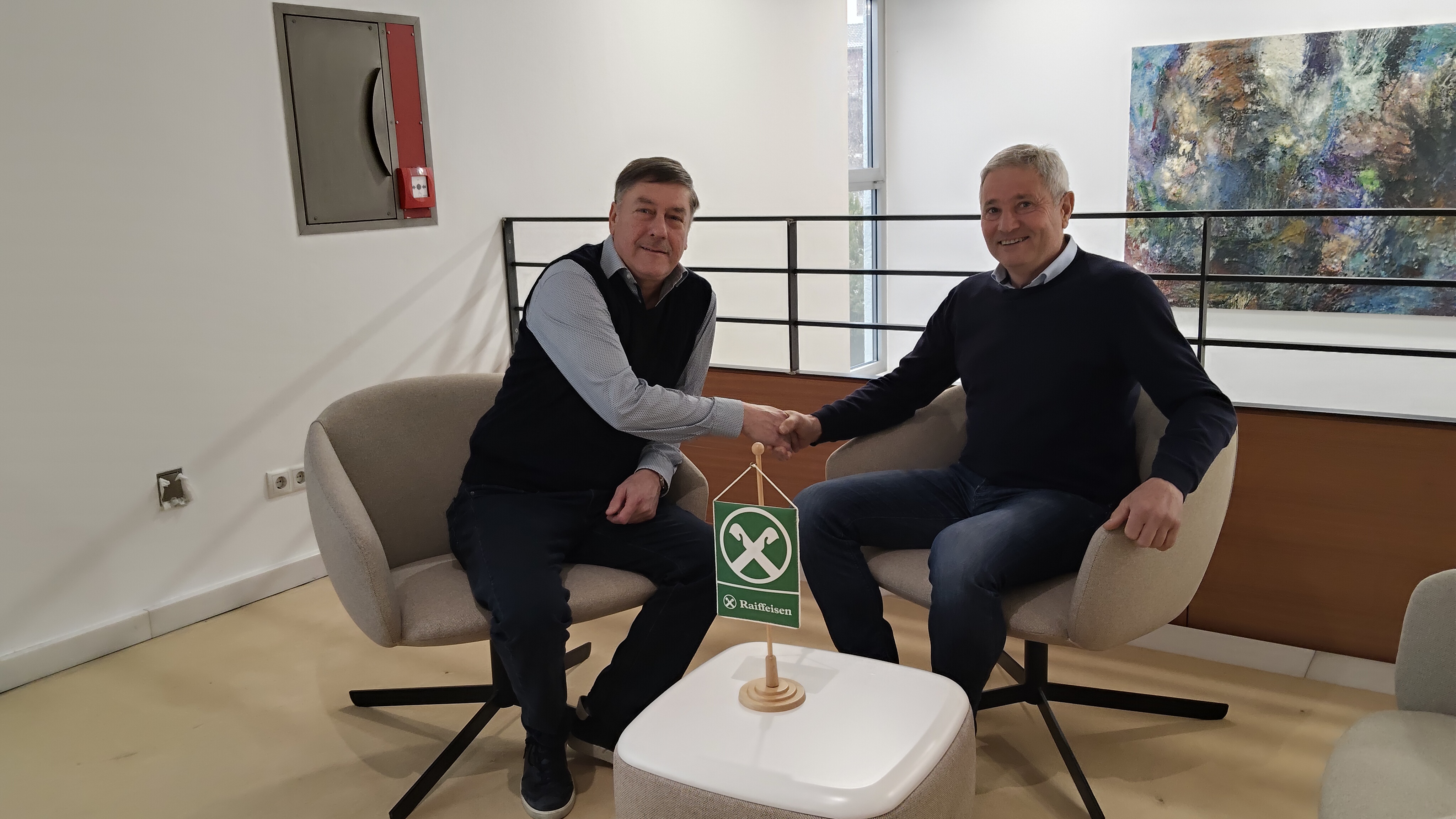 Dietmar Hofer und Wolfram Gapp beim Handschlag anlässlich der Verlängerung des Sponsorvertrags.